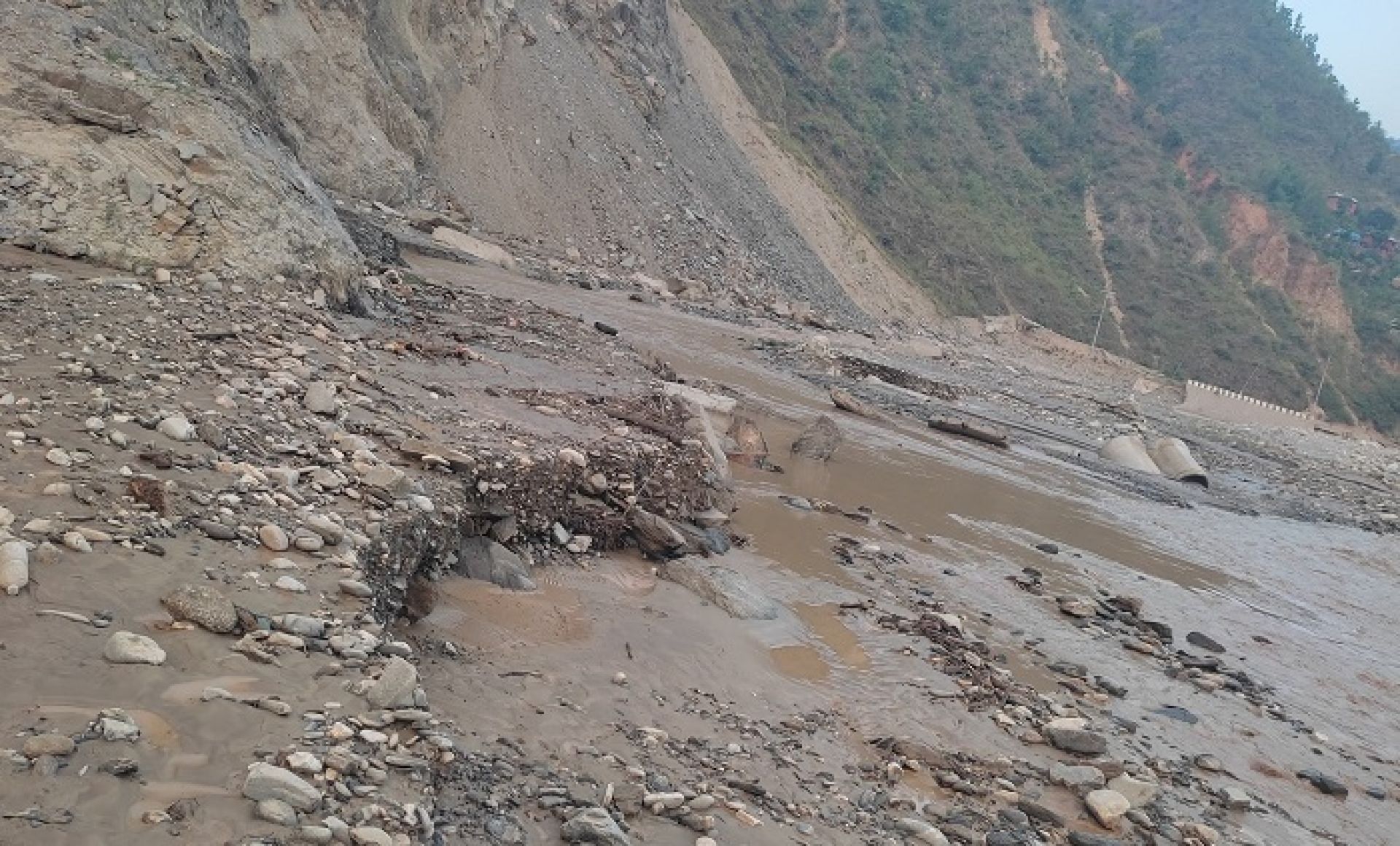 विपद्का कारण नेपालभरका मुख्य राजमार्गहरू अवरुद्ध, यातायात सेवा प्रभावित